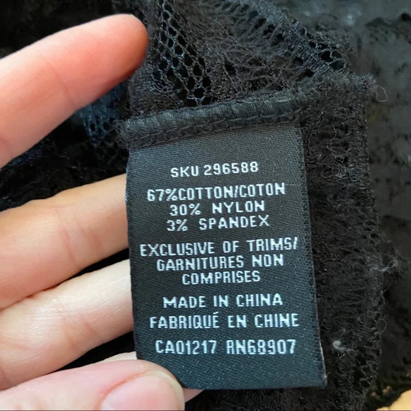 💥5/$25 Le chateau women’s black layered lace top in size medium - Picture 4 of 5